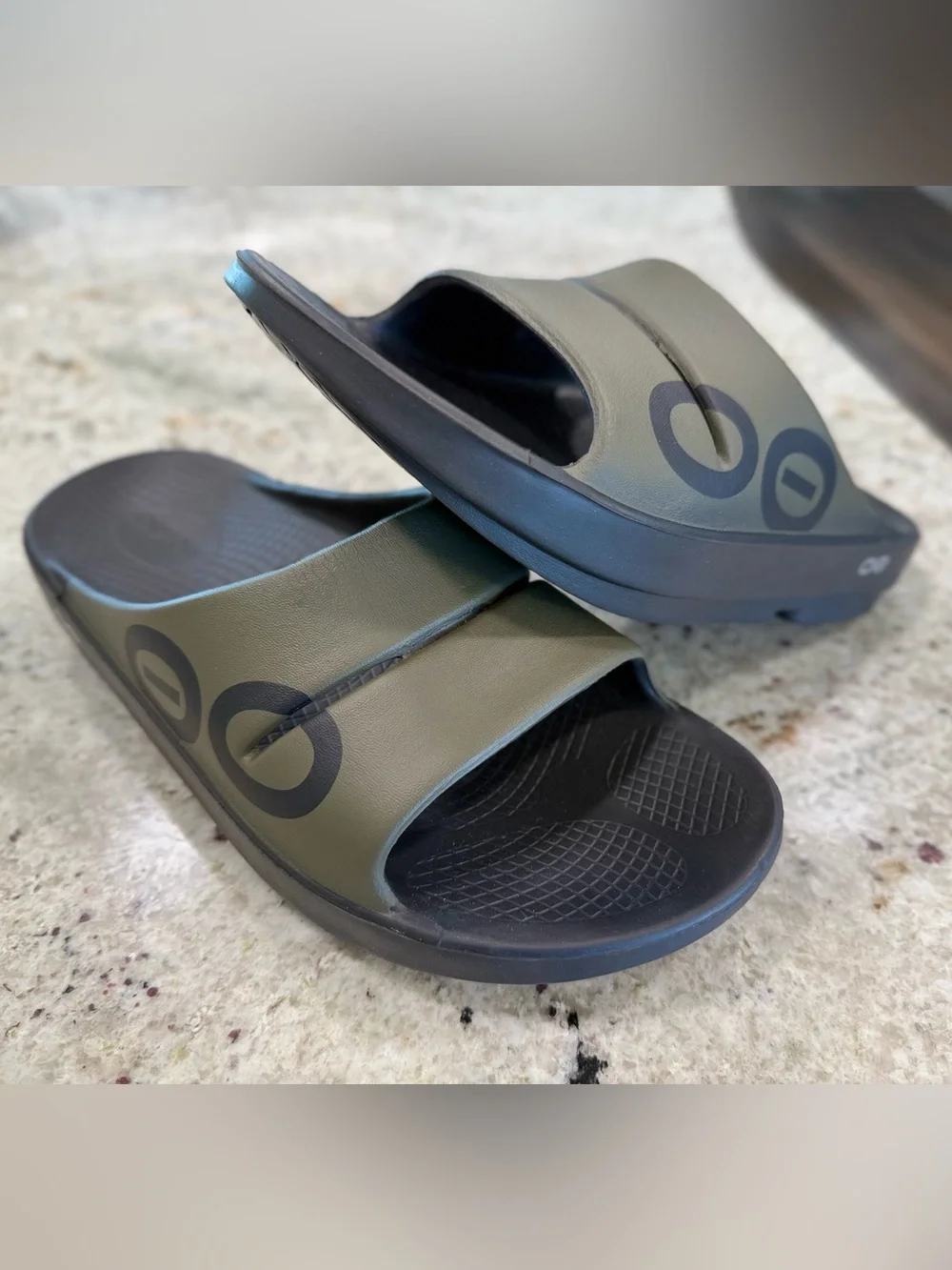 OOFOS Unisex Olive Green and Black Recovery Slides